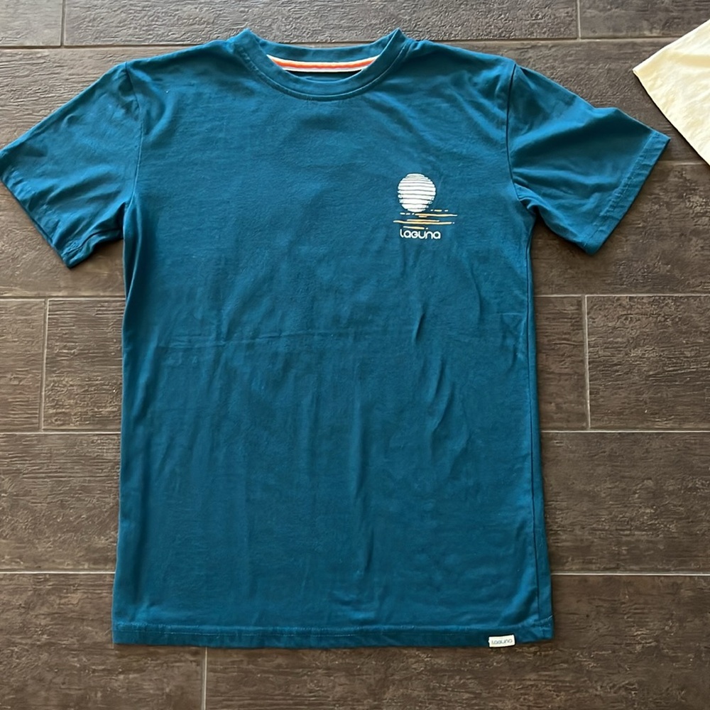 ๐ Two Laguna tees ๐ - tropical theme menโs size small - great condition - Picture 7 of 10